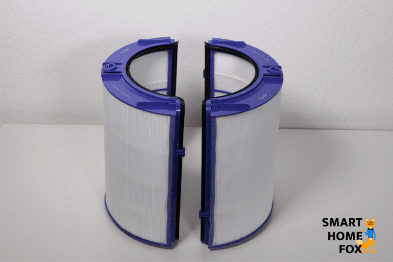 Die zwei 180° gerundeten Glas-HEPA-Filter Einheiten von dem Dyson Pure Cool TP04 Luftreiniger stehen sich gegenüber auf einem Tisch